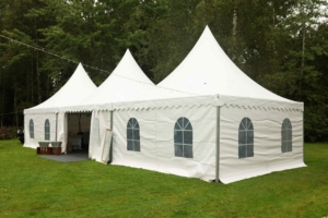 Juhlateltta vuokraus ulkotilaisuuksiin, suuri ja tilava vuokrateltta.