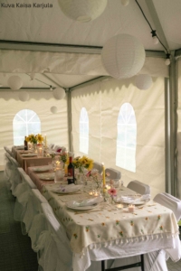 Vuokrateltan- ja pöytien vuokraus kesätilaisuudessa.